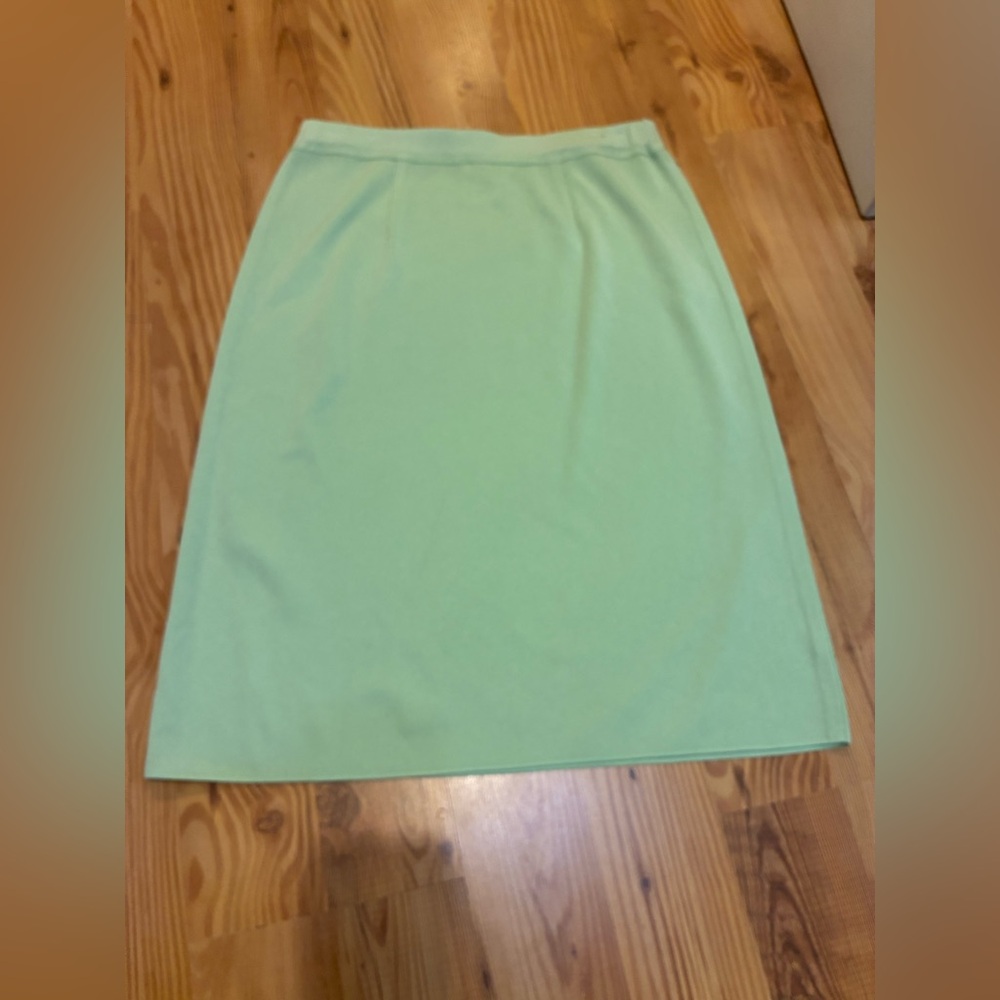 Misook green light above knee skirt Sz M